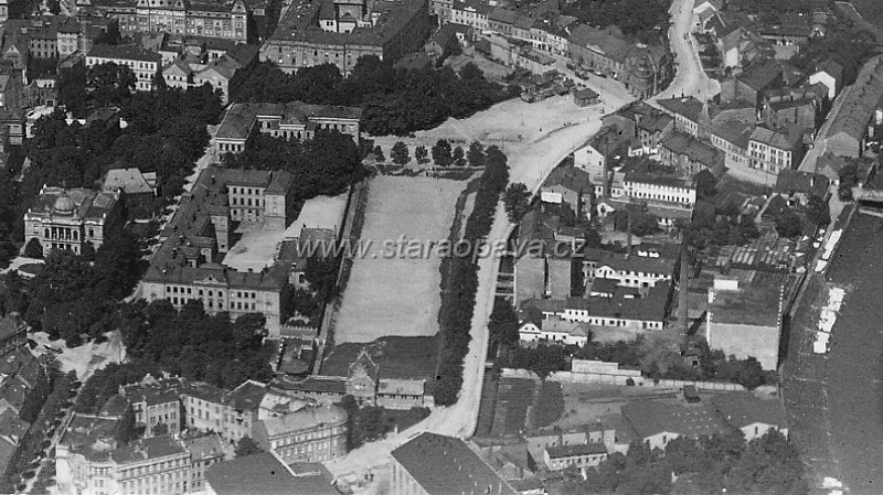 zameckyokruh (24).jpg - Letecký snímek na Zámecký okruh se Zimním stadionem a okolí na fotografii focené 30.7.1925